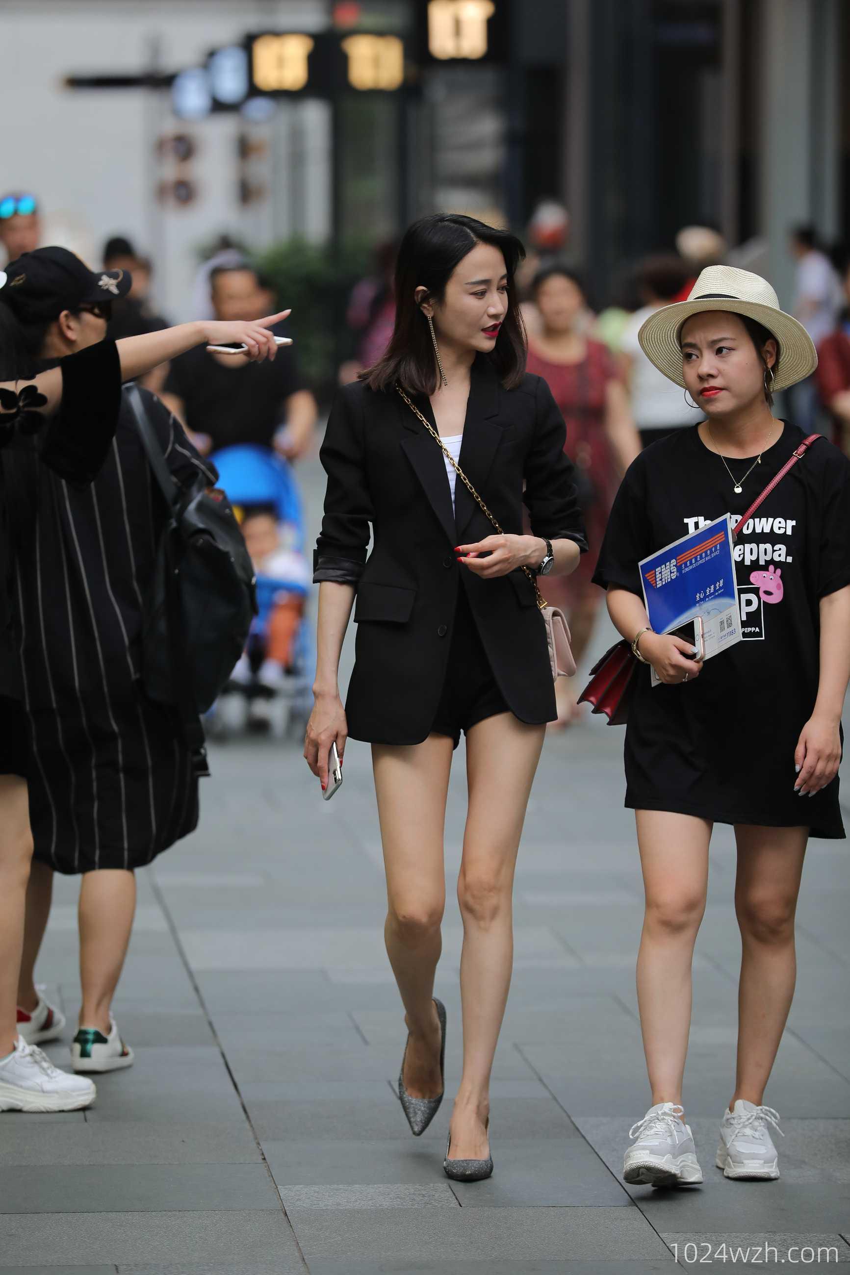 玩手机的小姐姐