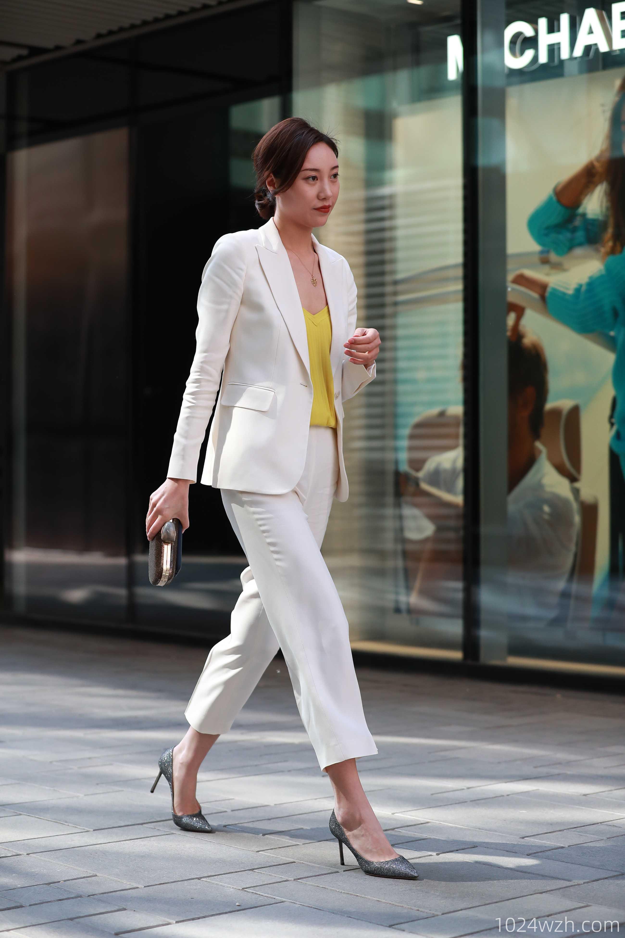 漂亮的职业休闲装美女