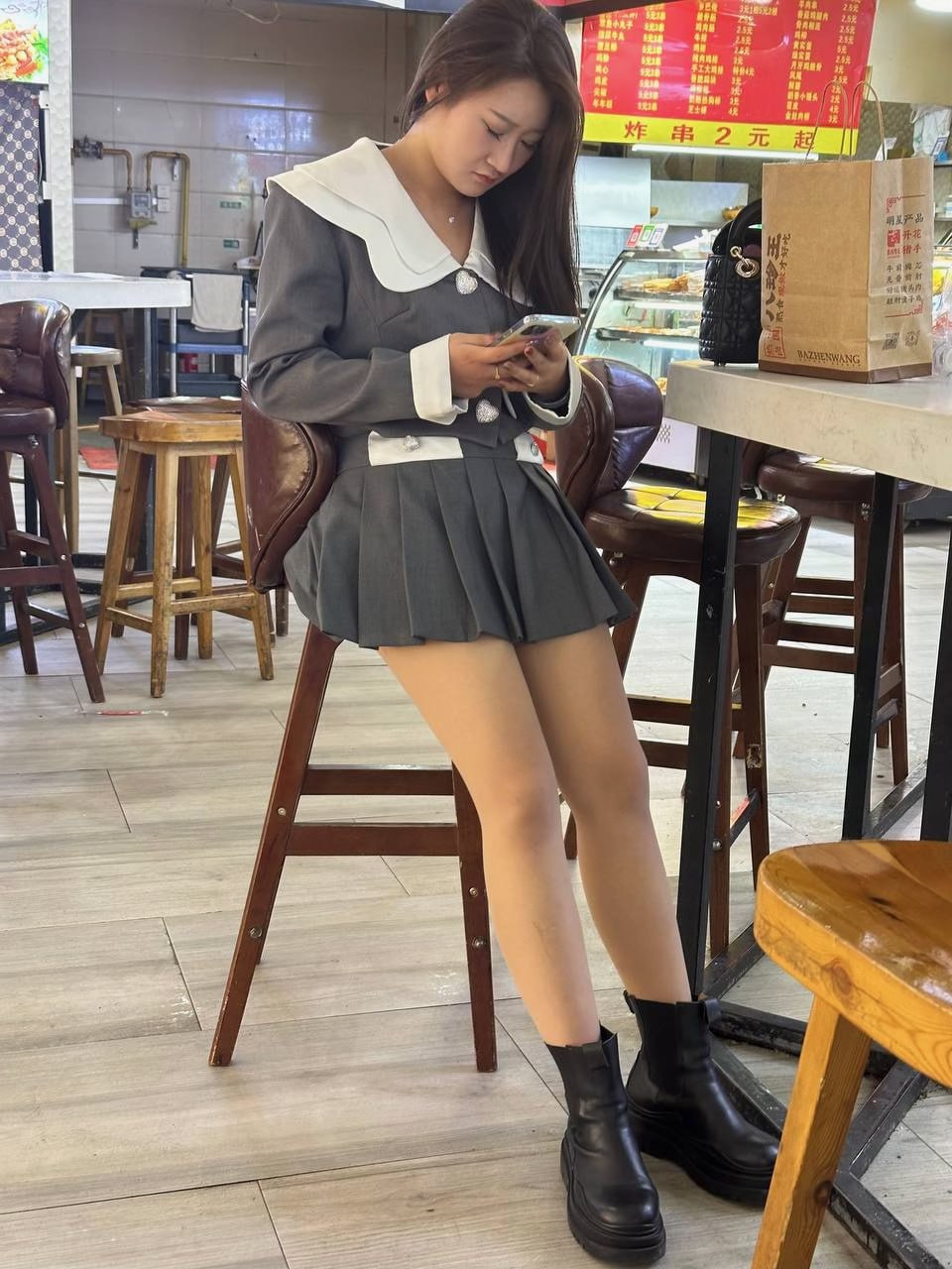 辽宁大连反差女友，身材丰满，素人感很足，被调教口球各种玩弄，应该也是个M